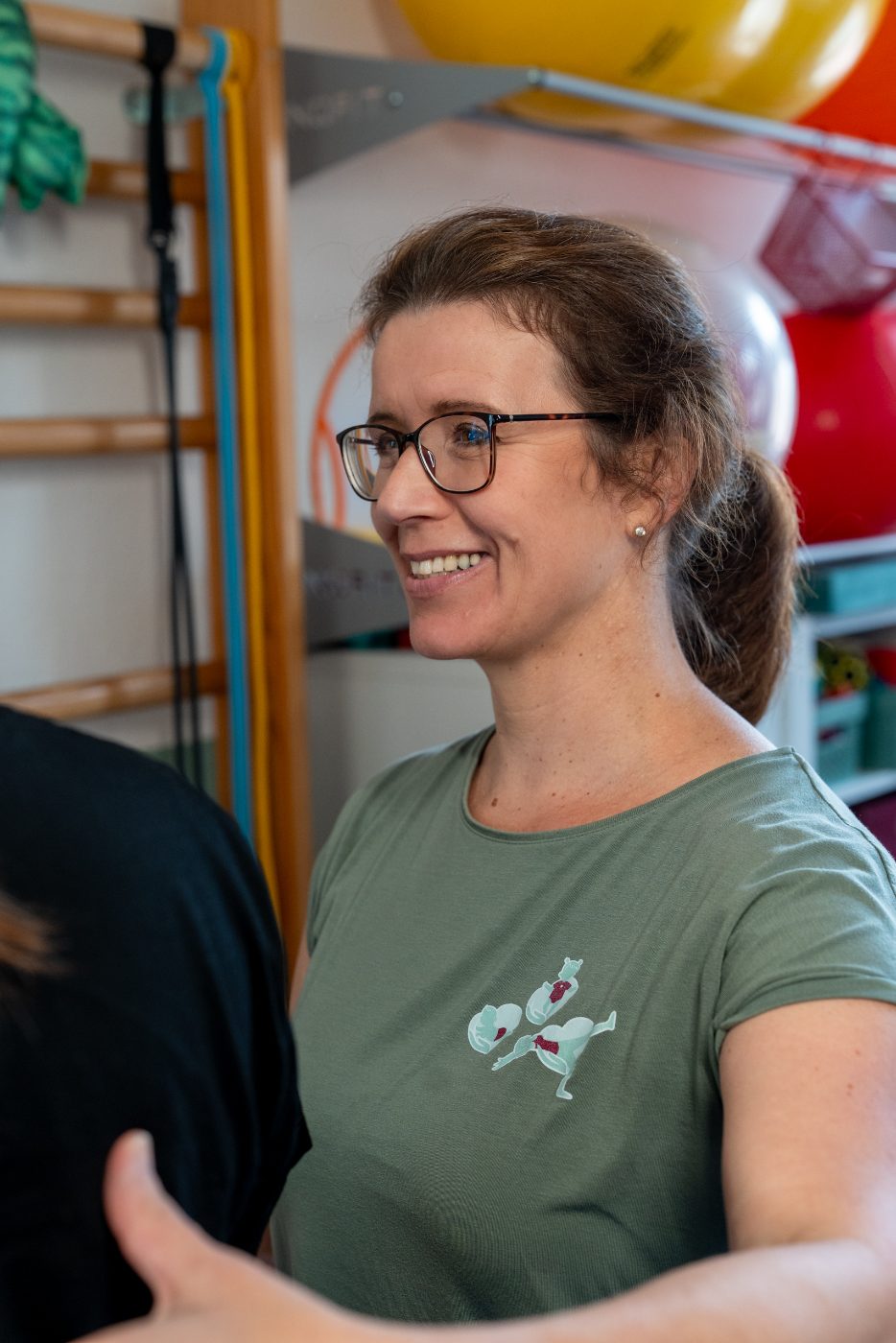 Jessica Robinson im Beratungsgespräch in ihrer Praxis