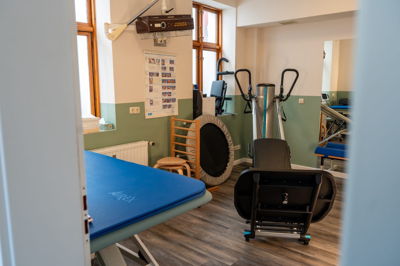 Geräteraum mit Behandlungsliege und Trainingsgeräten