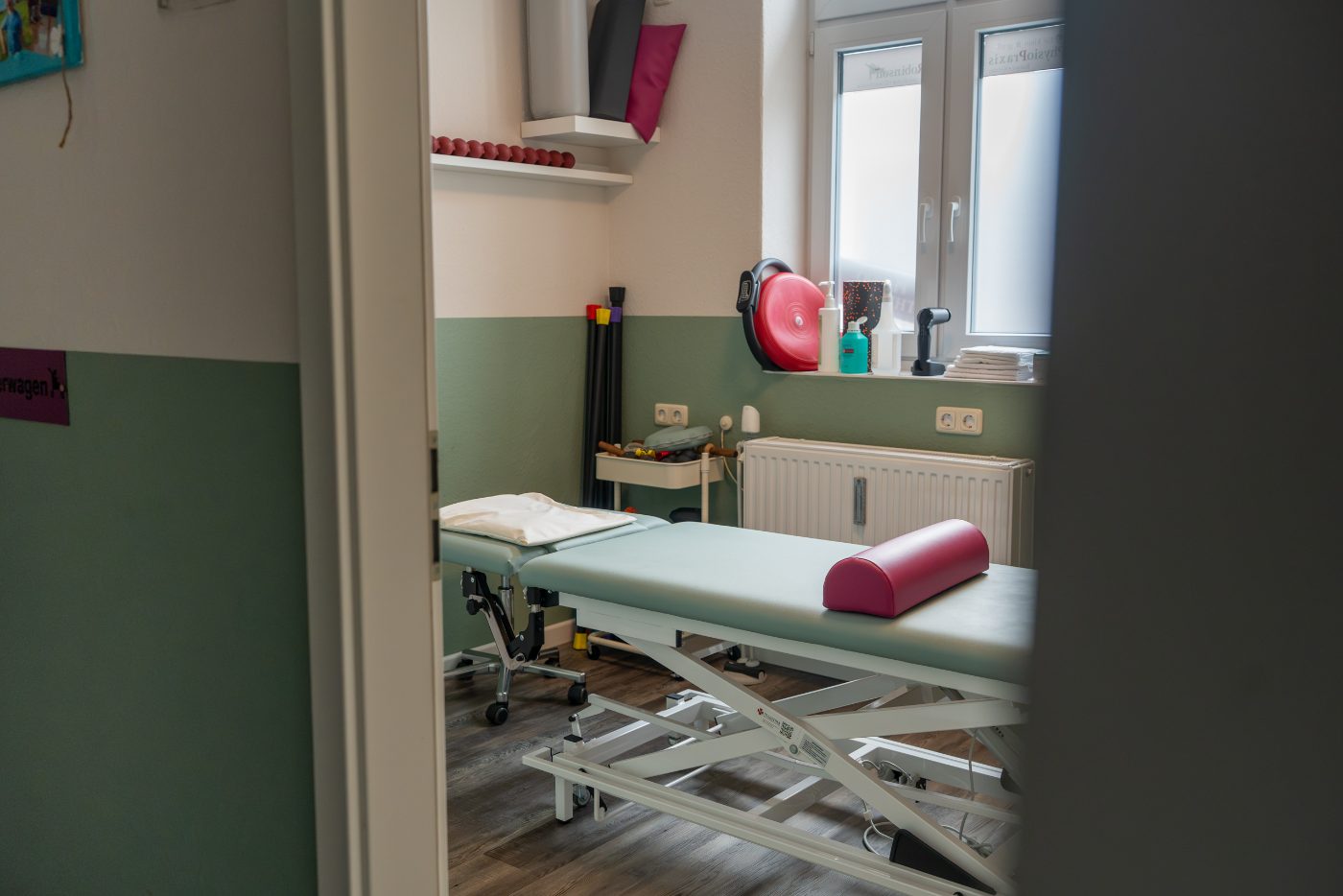 Behandlungsraum mit höhenverstellbarer Liege