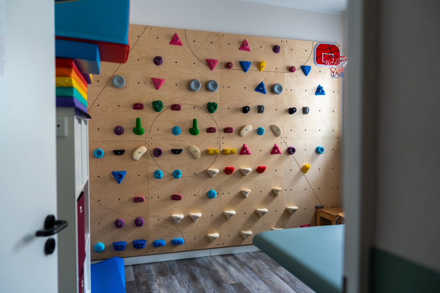 Bunte Kletterwand für die Kindertherapie