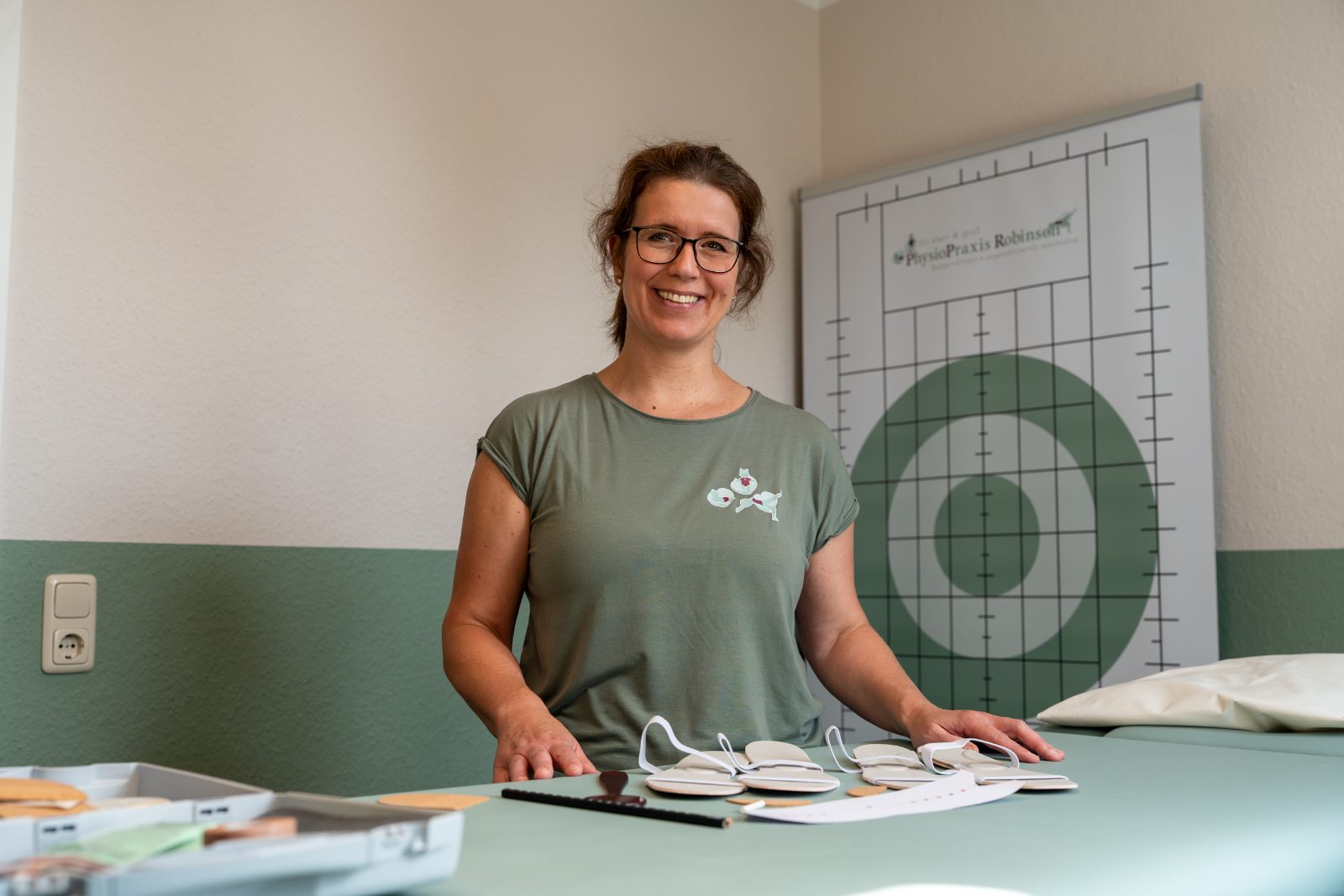 Jessica Robinson mit propriozeptiven Einlagen und Materialien am Behandlungstisch